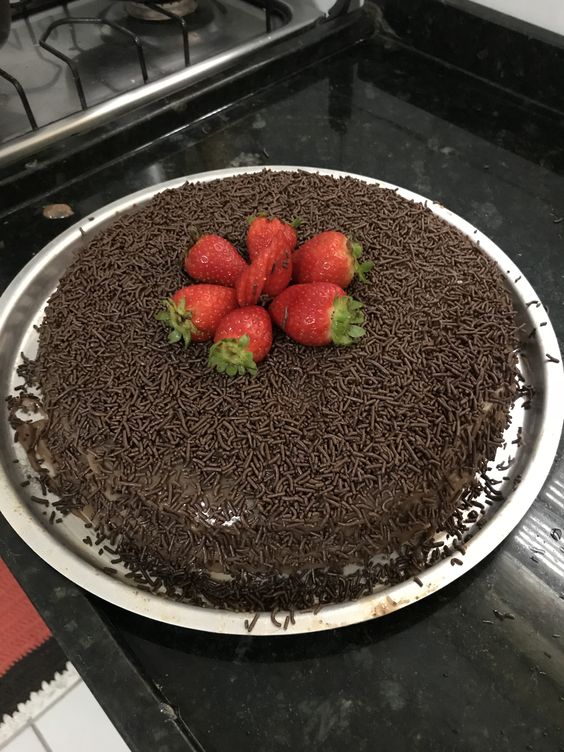 Bolo gelado de brigadeiro com cobertura e recheio