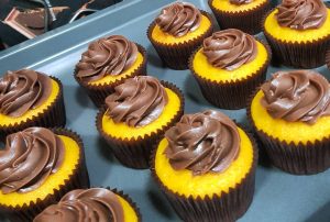 Cupcake de cenoura fofinho com cobertura de chocolate