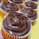 Cupcake de cenoura fofinho com cobertura de chocolate
