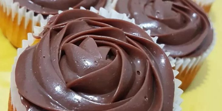 Cupcake de cenoura fofinho com cobertura de chocolate