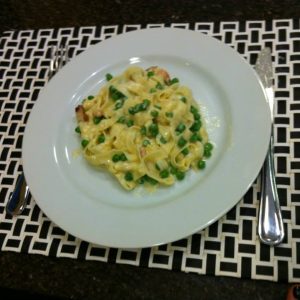 Fettuccine ao molho de limão e ervilhas