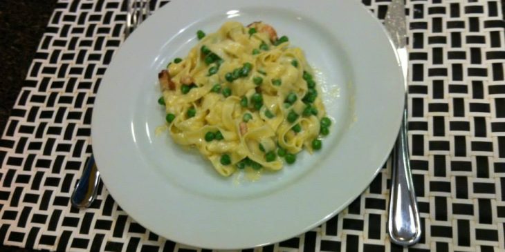 Fettuccine ao molho de limão e ervilhas