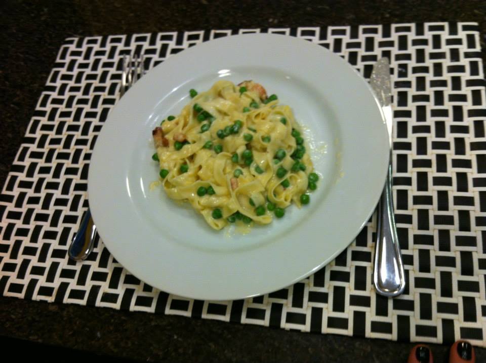 Fettuccine ao molho de limão e ervilhas