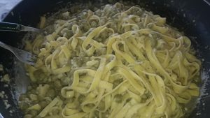 Fettuccine ao molho de limão e ervilhas