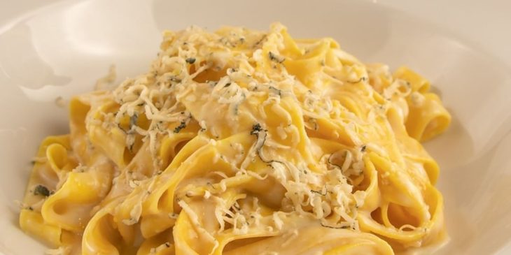 Fettuccine com molho trufado