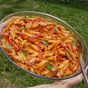 Macarrão ao molho de tomate e pimentão