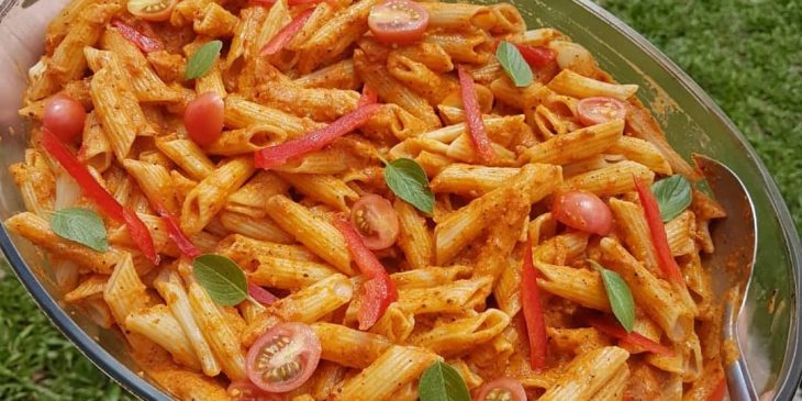 Macarrão ao molho de tomate e pimentão