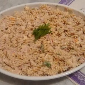 Salada de macarrão com atum