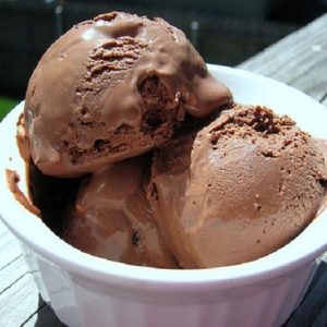 Sorvete de chocolate caseiro simples tudo gostoso