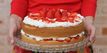 bolo de baunilha com morango