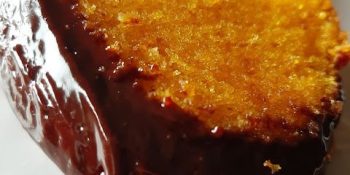bolo de cenoura com 4 cenouras