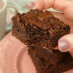 brownie de nescau com casquinha simples tudo gostoso