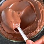 Sobremesa gelada de chocolate