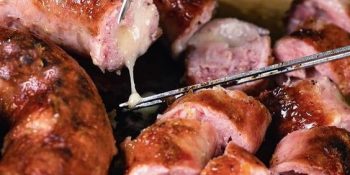 Almoço com linguiça de churrasco