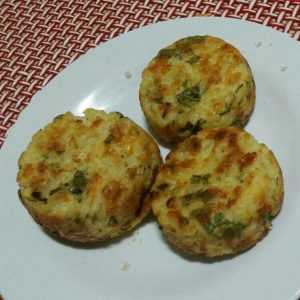 Bolinho de arroz com espinafre tudo gostoso