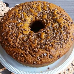 Bolo de cenoura com gotas de chocolate simples prático