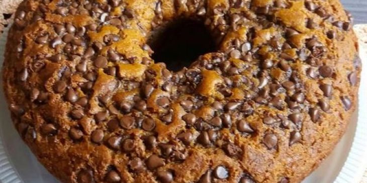 Bolo de cenoura com gotas de chocolate simples prático