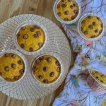 Bolo de cenoura com gotas de chocolate