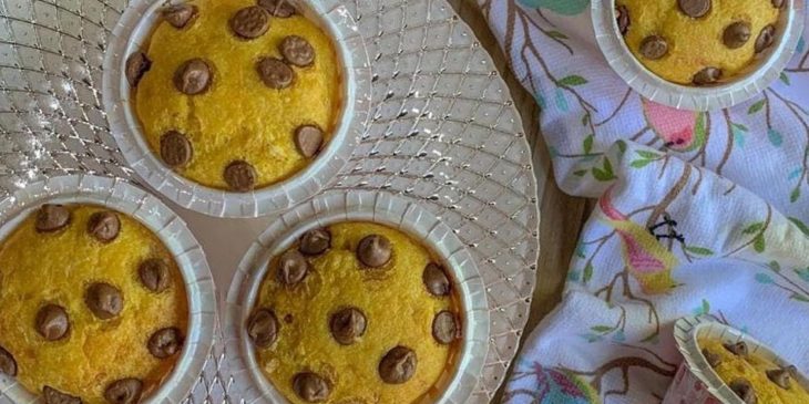 Bolo de cenoura com gotas de chocolate