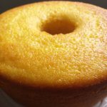 Bolo de laranja com fubá