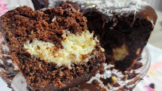 Bolo prestígio que já sai recheado do forno chocolate