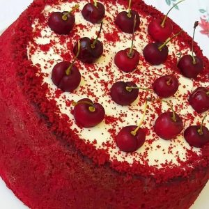 Bolo red velvet com cerejas
