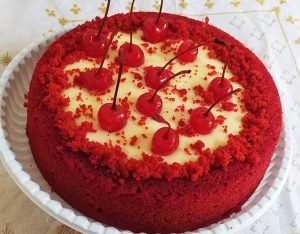 Bolo red velvet com cerejas