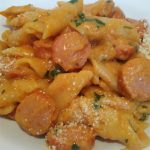 Macarrão com salsicha e creme de leite