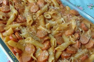 Macarrão com salsicha e creme de leite