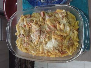 Macarrão com salsicha e queijo