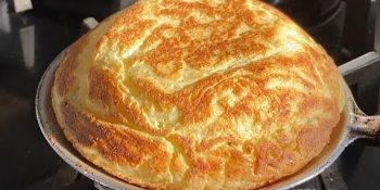 Pão com maizena na frigideira vicia e é fácil de fazer