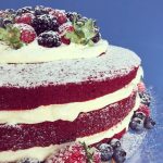 Red velvet com frutas vermelhas