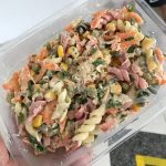 Salada de macarrão parafuso colorido