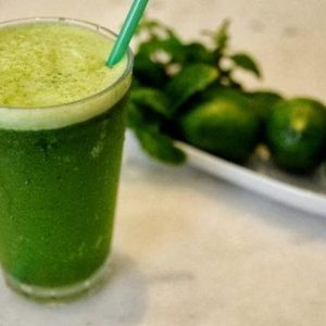 Suco de pepino com limão tudo gostoso simples