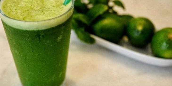 Suco de pepino com limão tudo gostoso simples