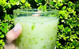 Suco de pepino com limão refrescante