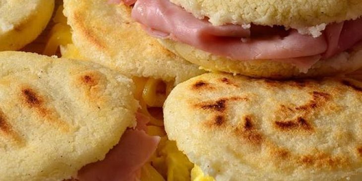 Comida típica da Colômbia arepas