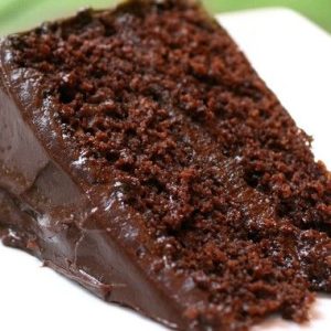 bolo de chocolate com óleo fofinho prático