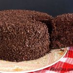 bolo de chocolate que já sai com recheio do forno tudo gostoso