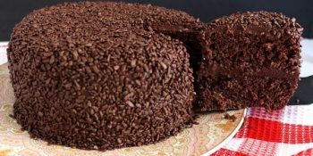 bolo de chocolate que já sai com recheio do forno