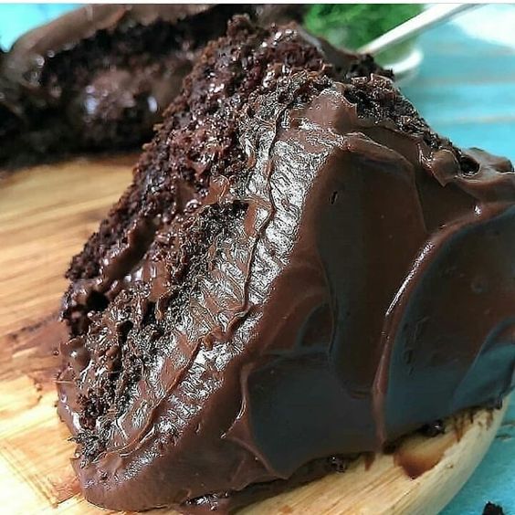  bolo de chocolate que já sai com recheio do forno da vovo palmirinha