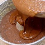 bolo que já sai recheado do forno com leite condensado simples tudo gostoso