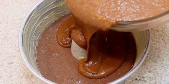 bolo que já sai recheado do forno com leite condensado