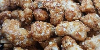 castanha de caju caramelizada com gergelim