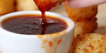 dadinho de tapioca com geleia de pimenta