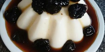 Manjar branco com ameixas