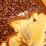 sobremesa gelada com maracujá e chocolate