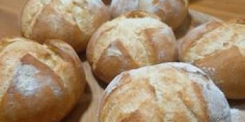 Pão com massa de maionese