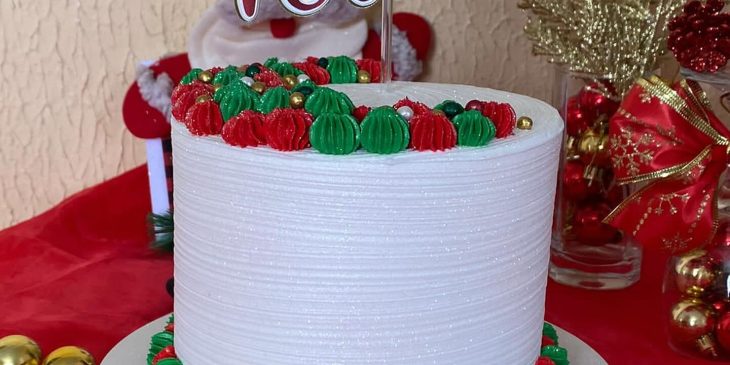 Bolo de natal decorado com chantilly