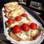 Bruschetta de tomate cereja com gorgonzola